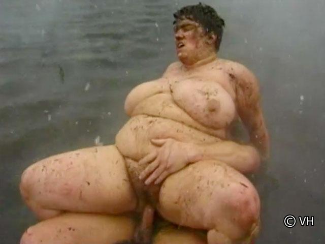 Une femme obèse baisée dans la boue